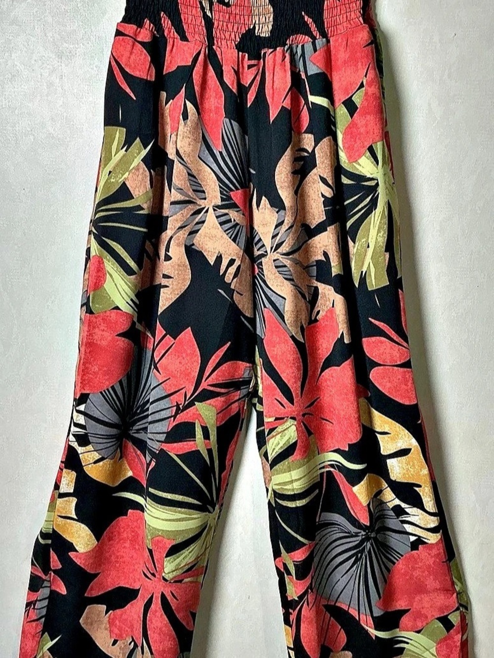 Wide-Leg Tropical Leaf Print Pants in Black & Red Size Small